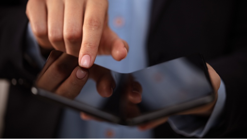 Smartphone pieghevole con mano